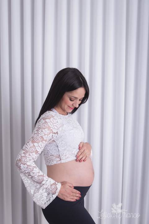ensaio gestante mamãe recém nascido newborn fotografa fotógrafa brasília df distrito federal baby bebe reborn book melhor leticia franco letícia estúdio cropped de renda branco barriguinha aparecendo 32 semanas olhando pra barriga'