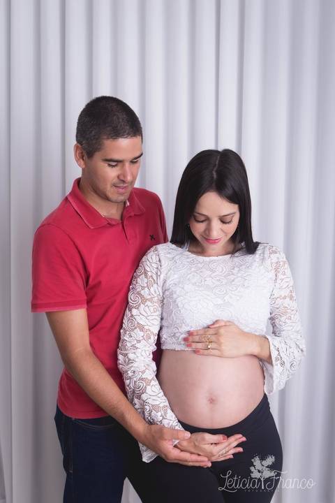 ensaio gestante mamãe recém nascido newborn fotografa fotógrafa brasília df distrito federal baby bebe reborn book melhor leticia franco letícia estúdio cropped de renda branco barriguinha aparecendo 32 semanas olhando pra barriga casal papai'