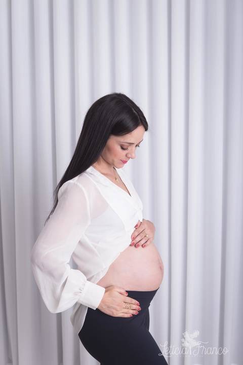 ensaio gestante mamãe recém nascido newborn fotografa fotógrafa brasília df distrito federal baby bebe reborn book melhor leticia franco letícia estúdio blusa barriguinha aparecendo 32 semanas olhando pra barriga'