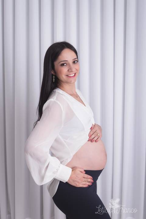 ensaio gestante mamãe recém nascido newborn fotografa fotógrafa brasília df distrito federal baby bebe reborn book melhor leticia franco letícia estúdio blusa barriguinha aparecendo 32 semanas olhando pra fotografa camera'