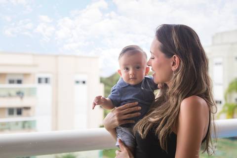 bebê acompanhamento mensal brasilia fotógrafa brasília df distrito federal baby bebe book melhor franco letícia lifestyle 3 meses com a mamãe na varanda'