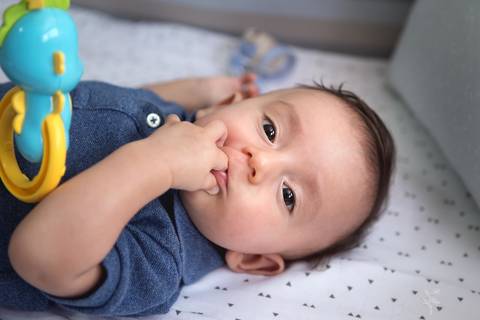 bebê acompanhamento mensal brasilia fotógrafa brasília df distrito federal baby bebe book melhor franco letícia lifestyle 3 meses com a mão dedo na boca'