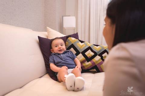 bebê acompanhamento mensal brasilia fotógrafa brasília df distrito federal baby bebe book melhor franco letícia lifestyle 3 meses lucas rindo sorrindo com a madrinha dindinha mariana fazendo graça'