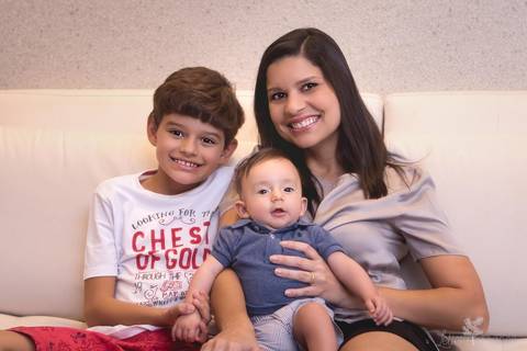 bebê acompanhamento mensal brasilia fotógrafa brasília df distrito federal baby bebe book melhor franco letícia lifestyle 3 meses lucas com primo victor e a tia madrinha dindinha mariana no colo'