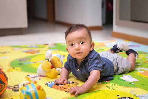 bebê acompanhamento mensal brasilia fotógrafa brasília df distrito federal baby bebe book melhor franco letícia lifestyle 3 meses lucas tummy time de bruços no tapete tapetinho brincando no chão'