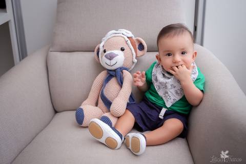 bebê acompanhamento mensal brasilia fotógrafa brasília df distrito federal baby bebe book melhor franco letícia lifestyle lucas 4 meses sentado na poltrona com a mão na boca'