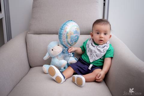 bebê acompanhamento mensal brasilia fotógrafa brasília df distrito federal baby bebe book melhor franco letícia lifestyle lucas 4 meses sentado na poltrona com a ovelinha e balão americano'