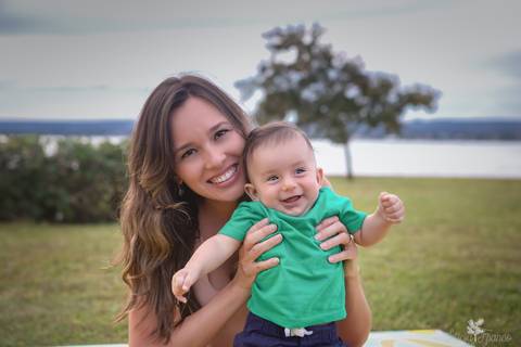 bebê acompanhamento mensal brasilia fotógrafa brasília df distrito federal baby bebe book melhor franco letícia lifestyle lucas 4 meses sorrindo no colo da mamãe perto do lago paranoá na grama'