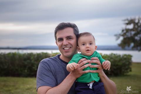 bebê acompanhamento mensal brasilia fotógrafa brasília df distrito federal baby bebe book melhor franco letícia lifestyle lucas 4 meses no colo do papai feliz perto do lago paranoá na grama'