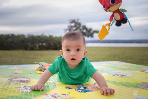 bebê acompanhamento mensal brasilia fotógrafa brasília df distrito federal baby bebe book melhor franco letícia lifestyle lucas 4 meses de bruços tummy time no tapetinho perto do lago paranoá na grama'