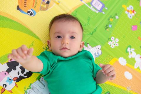 bebê acompanhamento mensal brasilia fotógrafa brasília df distrito federal baby bebe book melhor franco letícia lifestyle lucas 4 meses deitado no tapetinho olhando para a câmera'