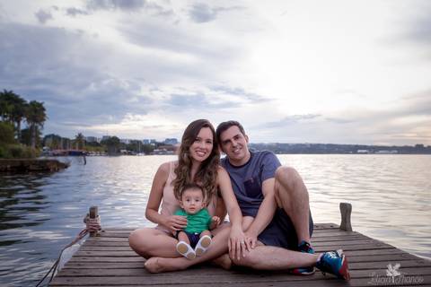 bebê acompanhamento mensal brasilia fotógrafa brasília df distrito federal baby bebe book melhor franco letícia lifestyle lucas 4 meses sentado no colo da mamãe com o papai felizes em um pier do lago paranoá'
