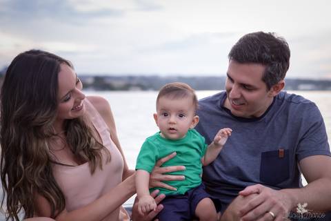 bebê acompanhamento mensal brasilia fotógrafa brasília df distrito federal baby bebe book melhor franco letícia lifestyle lucas 4 meses sentado no colo do papai felizes no lago paranoá'