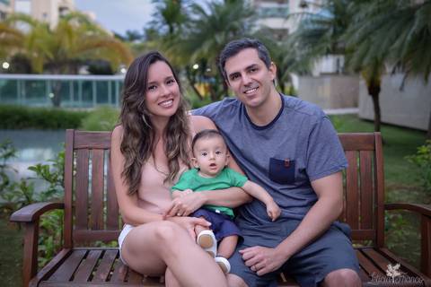 bebê acompanhamento mensal brasilia fotógrafa brasília df distrito federal baby bebe book melhor franco letícia lifestyle lucas 4 meses sentado no banco de madeira no colo do papai e da mamãe felizes'