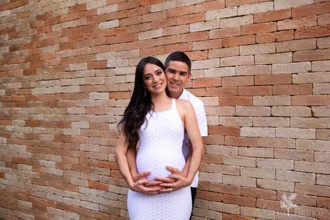 ensaio gestante mamãe fotografa fotógrafa brasília df distrito federal baby bebe reborn book melhor leticia franco letícia estúdio 37 semanas gestante com papai com roupas brancas na parede de tijolos'