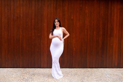 ensaio gestante mamãe fotografa fotógrafa brasília df distrito federal baby bebe reborn book melhor leticia franco letícia estúdio 37 semanas gestante com vestido branco mão na barriga e nas costas na parede de madeira'