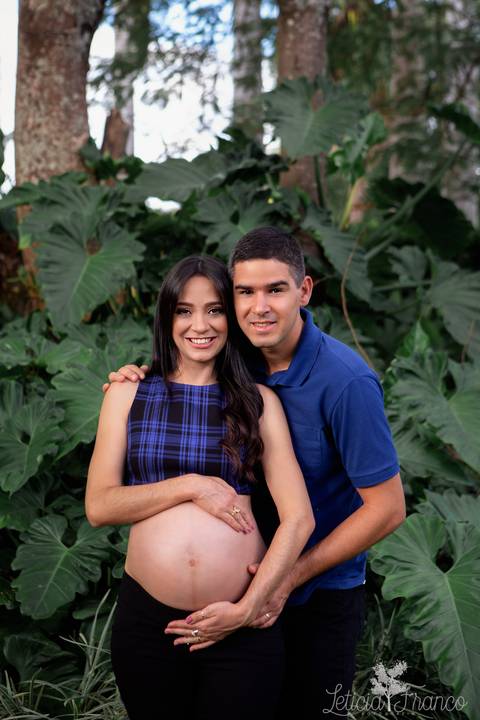 ensaio gestante mamãe fotografa fotógrafa brasília df distrito federal baby bebe reborn book melhor leticia franco letícia estúdio 37 semanas gestante e papai com roupas azuis fundo verde planta folhas costela de adão'