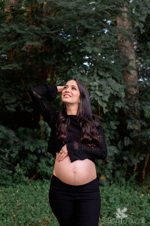 ensaio gestante mamãe fotografa fotógrafa brasília df distrito federal baby bebe reborn book melhor leticia franco letícia estúdio 37 semanas gestante com mão no cabelo e na barriga top preto fundo verde plantas folhas'