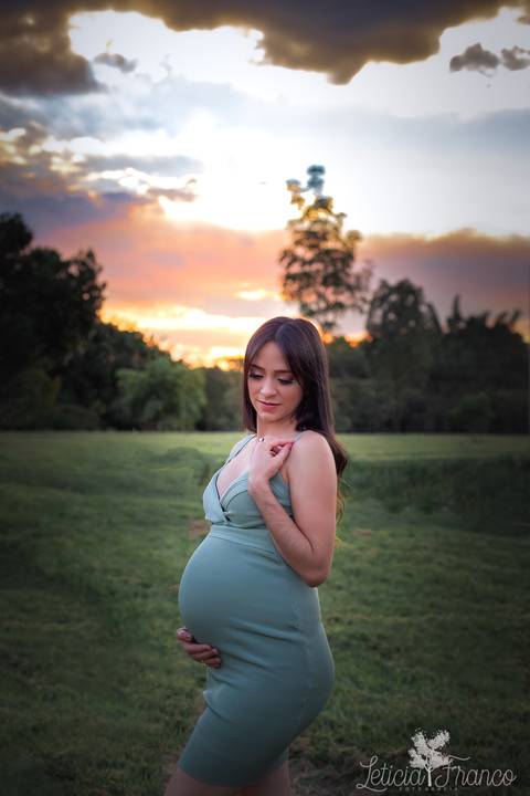 ensaio gestante mamãe fotografa fotógrafa brasília df distrito federal baby bebe reborn book melhor leticia franco letícia estúdio 37 semanas gestante mão no ombro roupa verde claro olhando para baixo por do so'