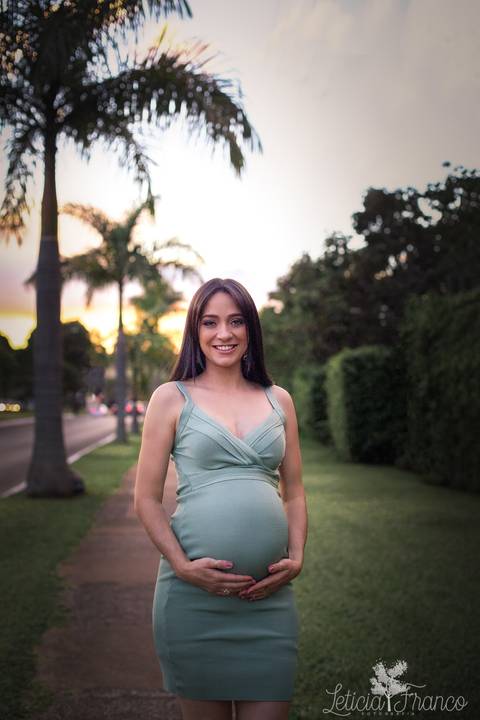 ensaio gestante mamãe fotografa fotógrafa brasília df distrito federal baby bebe reborn book melhor leticia franco letícia estúdio 37 semanas gestante vestido verde claro sorrindo com as mãos na barriga'