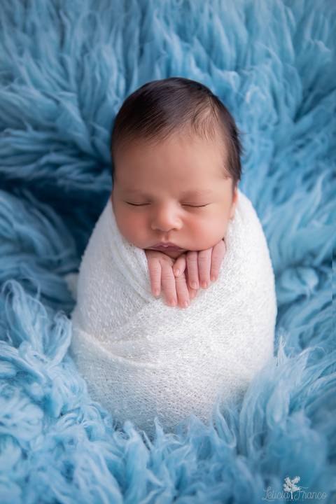bebê recém nascido newborn brasilia fotografa fotografo fotógrafa brasília df distrito federal baby bebe reborn book melhor leticia franco menino enrroladinho no tecido branco com fundo azul saco de batata'