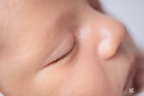 bebê recém nascido newborn brasilia fotografa fotografo fotógrafa brasília df distrito federal baby bebe reborn book melhor leticia franco menino olhos olhinhos olho e perfil mão macro detalhes'