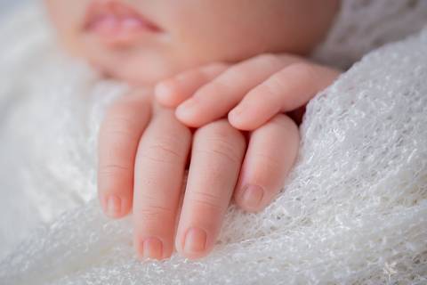 bebê recém nascido newborn brasilia fotografa fotografo fotógrafa brasília df distrito federal baby bebe reborn book melhor leticia franco menino mãozinha e boca detalhes macro'