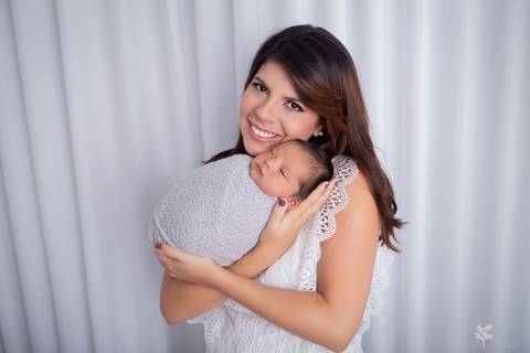 bebê recém nascido newborn brasilia fotografa fotografo fotógrafa brasília df distrito federal baby bebe reborn book melhor leticia franco menino no colo da mamãe sorrindo enrolado no wrap tecido cinza '