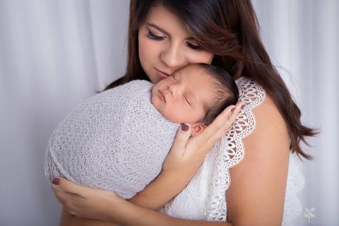 bebê recém nascido newborn brasilia fotografa fotografo fotógrafa brasília df distrito federal baby bebe reborn book melhor leticia franco menino no colo da mamãe cheirando a cabecinha enrolado no wrap tecido cinza '