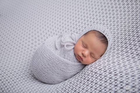 bebê recém nascido newborn brasilia fotografa fotografo fotógrafa brasília df distrito federal baby bebe reborn book melhor leticia franco menino enrolado no wrap tecido cinza fundo branco'