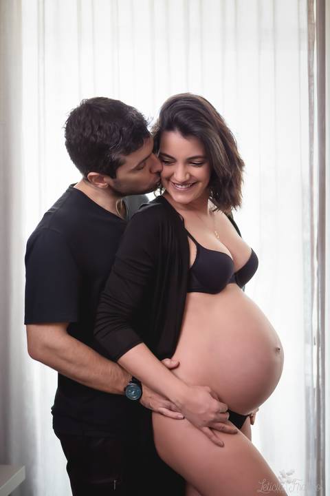 ensaio gestante mamãe fotografa fotógrafa brasília df distrito federal baby bebe reborn book melhor leticia franco letícia gestante papai beijando a bochecha da mamãe de lingerie preta e papai de blusa preta sorrindo'