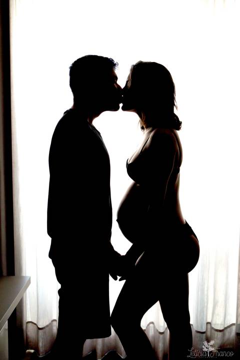ensaio gestante mamãe fotografa fotógrafa brasília df distrito federal baby bebe reborn book melhor leticia franco letícia gestante e papai se beijando silhueta na janela lingerie'