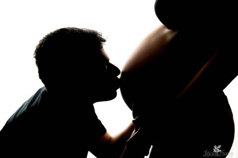 ensaio gestante mamãe fotografa fotógrafa brasília df distrito federal baby bebe reborn book melhor leticia franco letícia gestante papai beijando a barriga silhueta na janela lingerie'