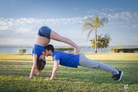 ensaio gestante mamãe fotografa fotógrafa brasília df distrito federal baby bebe reborn book melhor leticia franco letícia gestante e papai imitando a pose que fizeram na viajem em um cruzeiro roupa super homem no parque perto do lago paranoá'