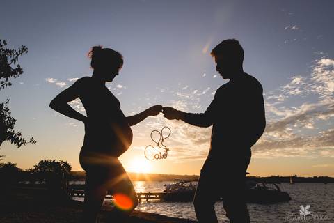 ensaio gestante mamãe fotografa fotógrafa brasília df distrito federal baby bebe reborn book melhor leticia franco letícia gestante e papai silhueta por do sol lindo bonito maravilhoso perto do lago paranoá pier segurando o nome do bebe'