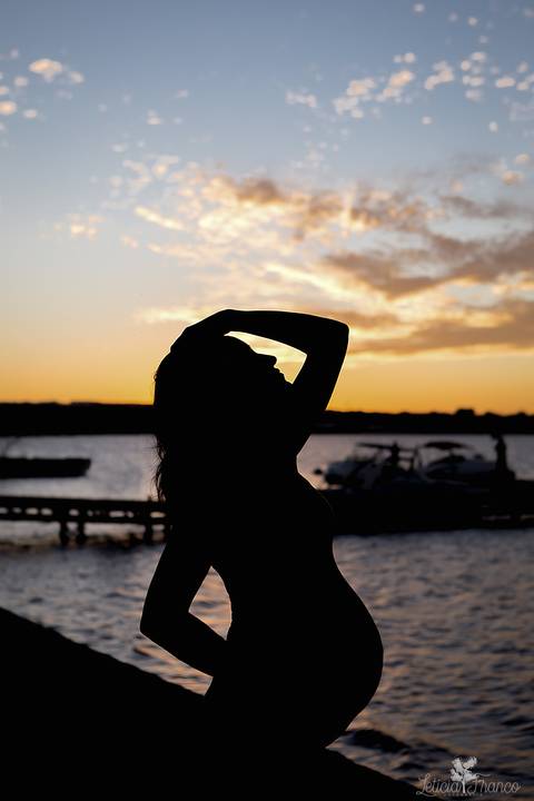 ensaio gestante mamãe fotografa fotógrafa brasília df distrito federal baby bebe reborn book melhor leticia franco letícia gestante silhueta por do sol lindo bonito maravilhoso perto do lago paranoá pier no fundo mão no cabelo'