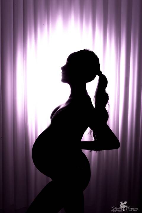 ensaio gestante mamãe fotografa fotógrafa brasília df distrito federal baby bebe reborn book melhor leticia franco letícia estúdio  gestante fundo branco silhueta mão nas costas'