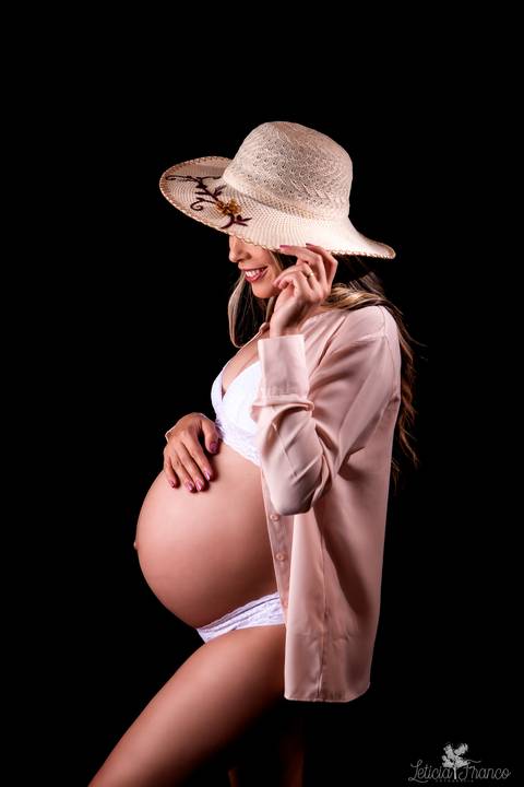 ensaio gestante mamãe fotografa fotógrafa brasília df distrito federal baby bebe reborn book melhor leticia franco letícia estúdio  gestante com a mão no cabelo e na barriga ligerie branca fundo preto sensual hobe casaco bege chapéu mão na barriga'