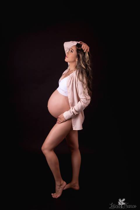 ensaio gestante mamãe fotografa fotógrafa brasília df distrito federal baby bebe reborn book melhor leticia franco letícia estúdio  gestante com a mão no cabelo e na barriga ligerie branca fundo preto sensual hobe casaco bege mão no cabelo'