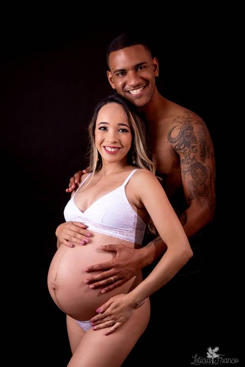 ensaio gestante mamãe fotografa fotógrafa brasília df distrito federal baby bebe reborn book melhor leticia franco letícia estúdio  gestante com a mão no cabelo e na barriga ligerie branca fundo preto sensual com papai '
