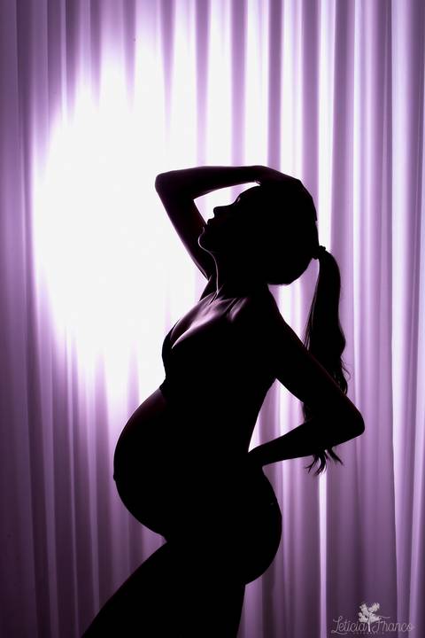 ensaio gestante mamãe fotografa fotógrafa brasília df distrito federal baby bebe reborn book melhor leticia franco letícia estúdio  gestante fundo branco silhueta mão no cabelo'