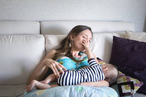 bebê acompanhamento mensal brasilia fotógrafa brasília df distrito federal baby bebe book melhor franco letícia lifestyle lucas 5 meses mamando no colo da mamãe e com a mão na boca dela '