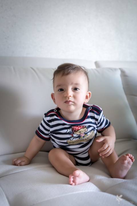 bebê acompanhamento mensal brasilia fotógrafa brasília df distrito federal baby bebe book melhor franco letícia lifestyle lucas 5 meses sentado no sofá fazendo caretinha'
