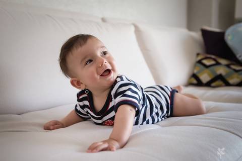 bebê acompanhamento mensal brasilia fotógrafa brasília df distrito federal baby bebe book melhor franco letícia lifestyle lucas 5 meses deitado de bruços no sofá e sorrindo'