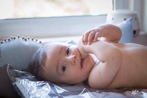 bebê acompanhamento mensal brasilia fotógrafa brasília df distrito federal baby bebe book melhor franco letícia lifestyle lucas 5 meses no trocador com a mão na boca'