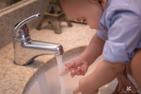 bebê acompanhamento mensal brasilia fotógrafa brasília df distrito federal baby bebe book melhor franco letícia lifestyle lucas 5 meses lavando a mão com dedinho'