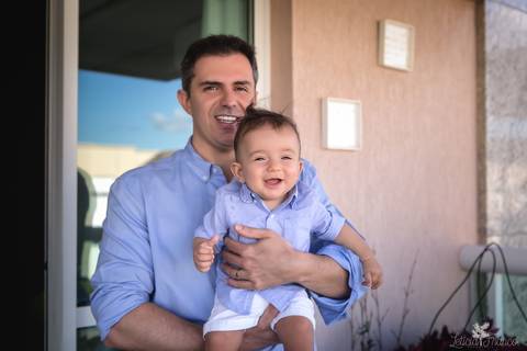 bebê acompanhamento mensal brasilia fotógrafa brasília df distrito federal baby bebe book melhor franco letícia lifestyle lucas 5 meses com o papai na varanda com camisa igual rindo'