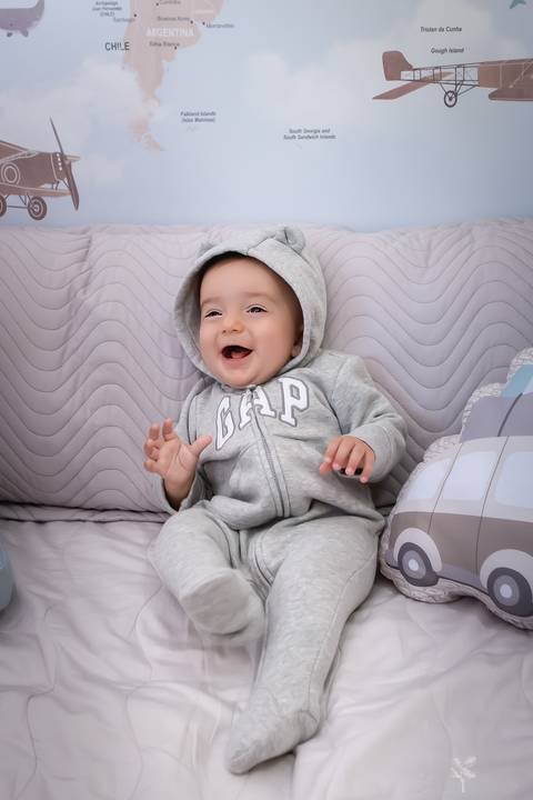 bebê acompanhamento mensal brasilia fotógrafa brasília df distrito federal baby bebe book melhor franco letícia lifestyle lucas 5 meses na cama com macacão de ursinho da GAP sorrindo'