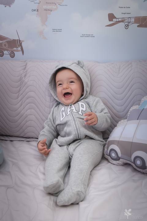 bebê acompanhamento mensal brasilia fotógrafa brasília df distrito federal baby bebe book melhor franco letícia lifestyle lucas 5 meses na cama com macacão de ursinho da GAP sorrindo'