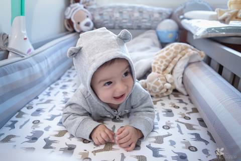 bebê acompanhamento mensal brasilia fotógrafa brasília df distrito federal baby bebe book melhor franco letícia lifestyle lucas 5 meses no berço de bruços com macacão de ursinho da GAP'